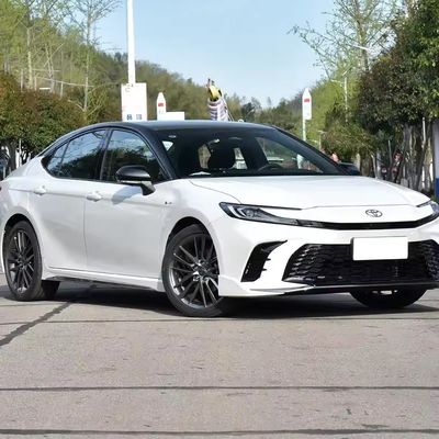 Хорошая цена. Найти 2023 Toyota Camrys Гибридные автомобили с левым приводом в белом и черном цветах с массой на борту 1555 кг по доступным ценам онлайн